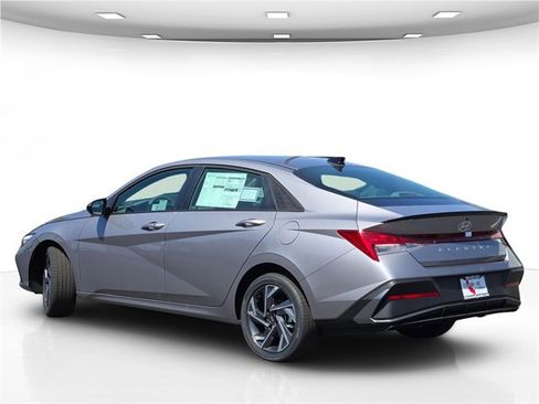 New 2025 Hyundai Elantra SEL image 5