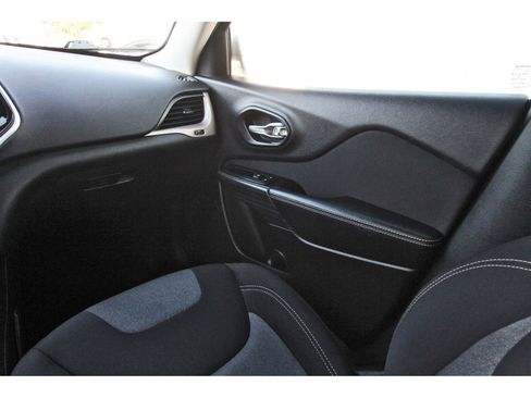 Used 2015 Jeep Cherokee Sport image 13