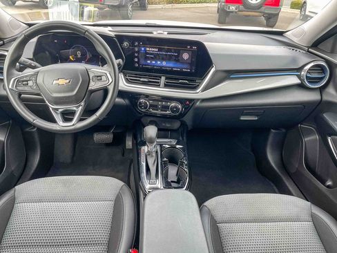 Certified 2025 Chevrolet Trax LT w/ LT Convenience Package image 15