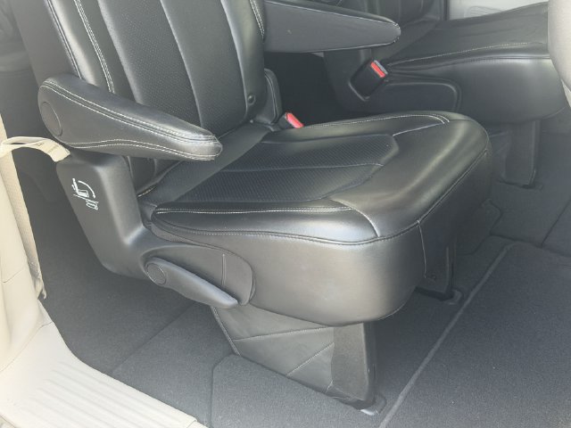 Used 2024 Chrysler Pacifica Touring-L FWD image 19