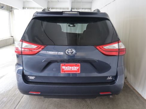 Used 2018 Toyota Sienna LE image 26