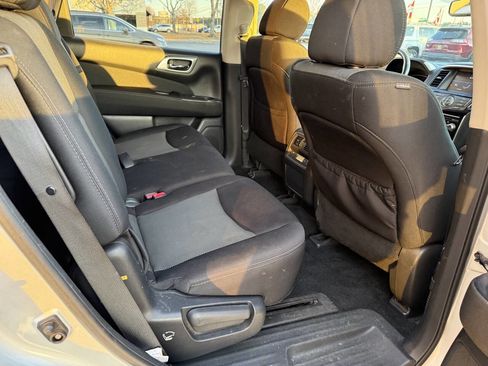 Used 2017 Nissan Pathfinder SV image 22
