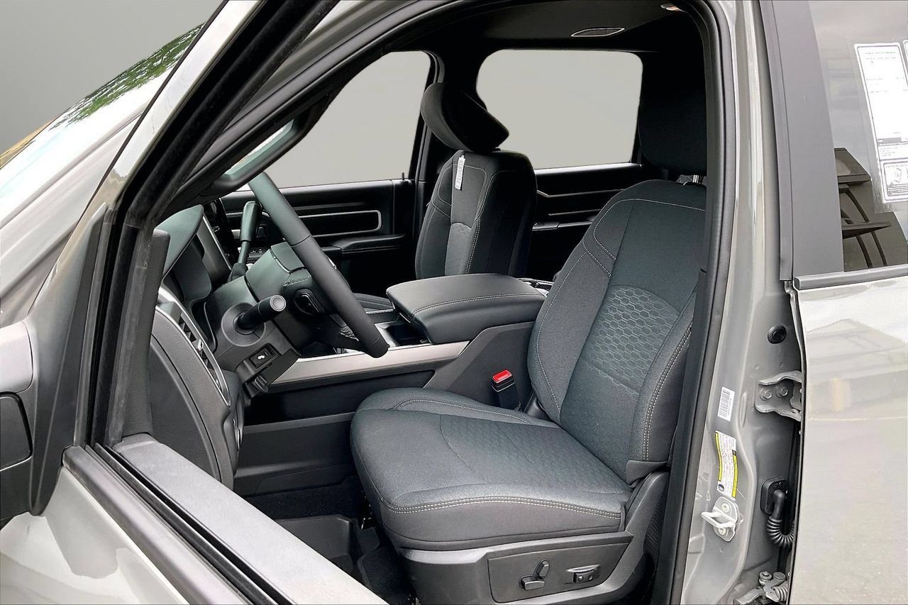 New 2026 RAM 3500 Big Horn AWD/4WD image 17