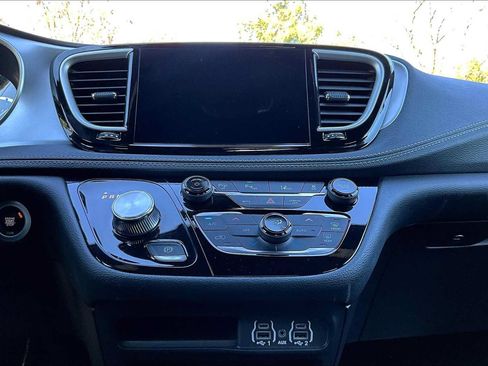 Used 2024 Chrysler Pacifica Limited FWD image 35