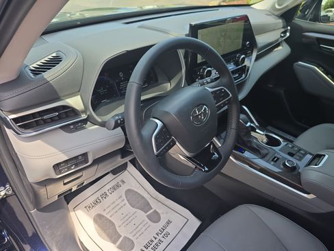 Used 2026 Toyota Highlander Limited AWD/4WD image 18