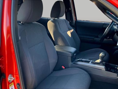 Used 2017 Toyota Tacoma TRD Sport w/ Tow Package (A/T) AWD/4WD image 9