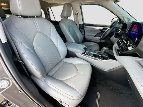 Used 2024 Toyota Highlander Limited image 29