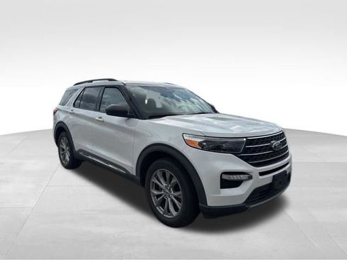 Used 2020 Ford Explorer XLT w/ Equipment Group 202A image 3