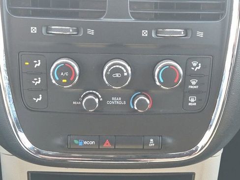 Used 2016 Dodge Grand Caravan SE image 29