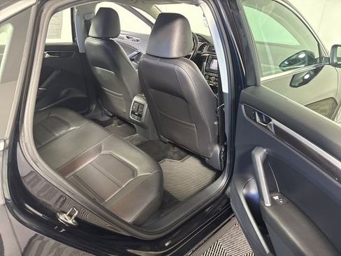 Used 2017 Volkswagen Passat 1.8T SE w/ SE Lighting Package image 28