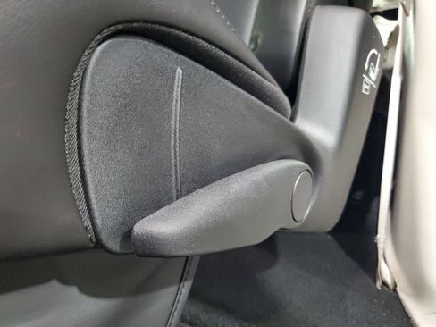 Used 2024 Chrysler Pacifica Touring-L FWD image 12