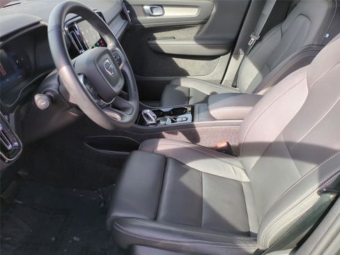 Certified 2025 Volvo XC40 B5 Plus AWD/4WD image 16