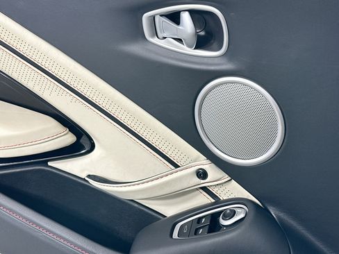 Used 2021 Aston Martin V8 Vantage Coupe image 21