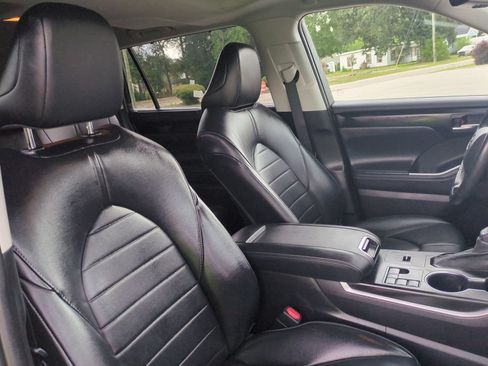 Used 2023 Toyota Highlander XLE FWD image 50