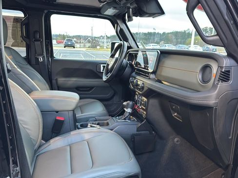 Used 2024 Jeep Gladiator Mojave w/ Technology Group image 10