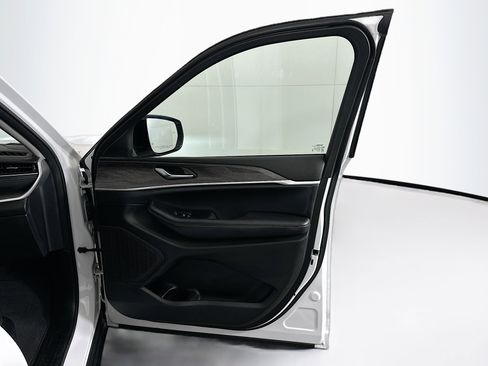 Used 2023 Jeep Grand Cherokee Limited w/ Black Appearance Package image 33