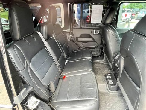 Used 2018 Jeep Wrangler Unlimited Sahara AWD/4WD image 13