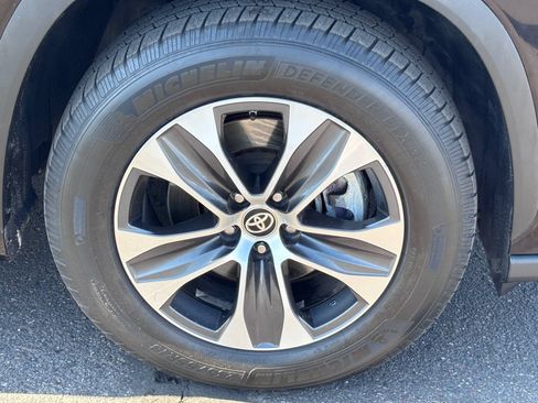Used 2021 Toyota Highlander XLE FWD image 11