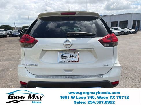 Used 2017 Nissan Rogue SV w/ SV Family Package FWD image 4