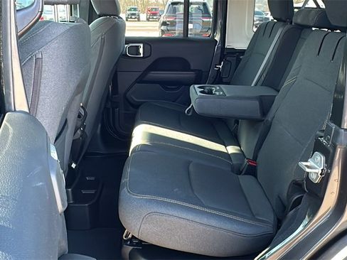 Used 2025 Jeep Wrangler Sahara image 27