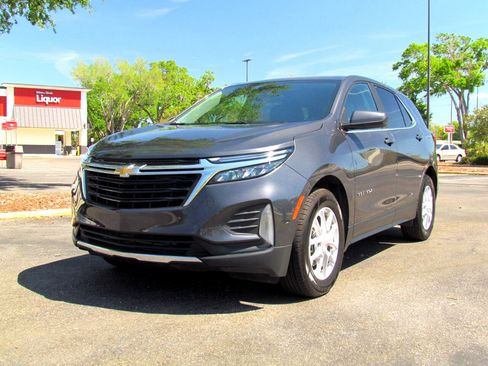 Used 2023 Chevrolet Equinox LT image 2