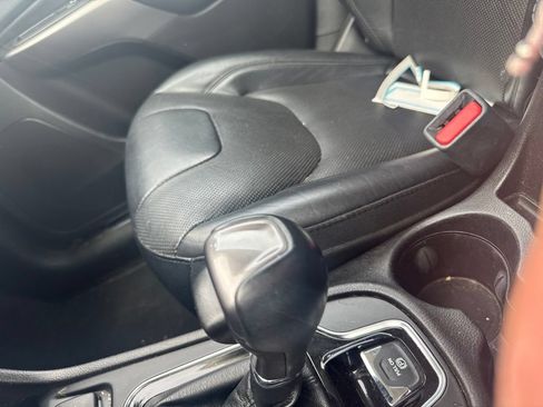 Used 2019 Jeep Cherokee Limited FWD image 6