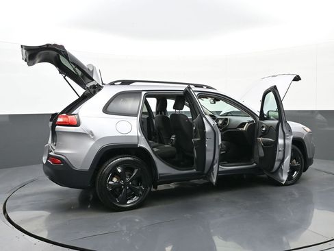 Used 2018 Jeep Cherokee Latitude w/ Altitude Package FWD image 46