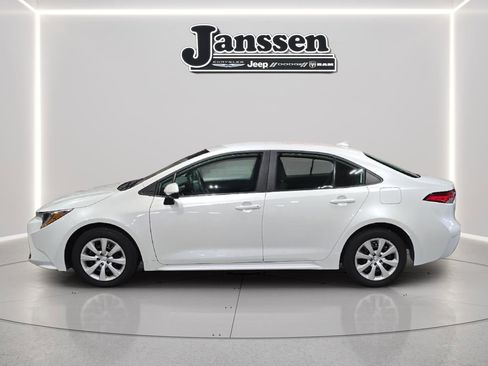 Used 2025 Toyota Corolla LE image 2