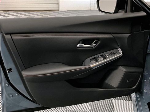 New 2025 Nissan Sentra SR w/ SR Premium Package FWD image 30