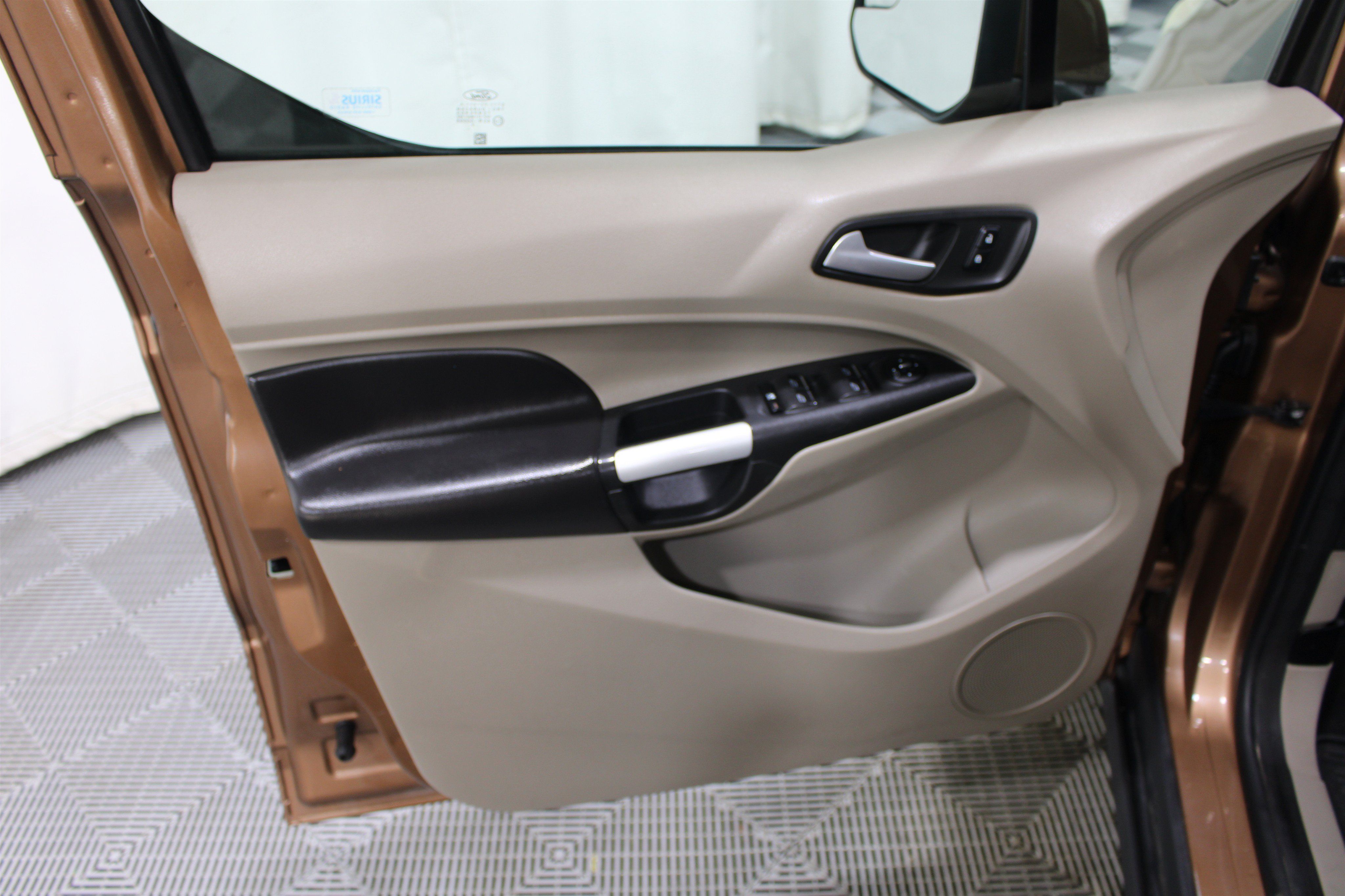 Used 2014 Ford Transit Connect Titanium FWD image 5