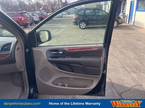 Used 2016 Chrysler Town & Country Touring image 38