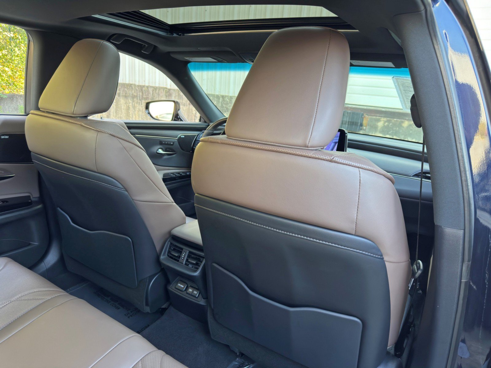 Used 2024 Lexus ES 300h Ultra Luxury w/ Accessory Package (Z2) FWD image 41