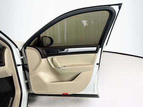 Used 2016 Volkswagen Touareg Sport image 31