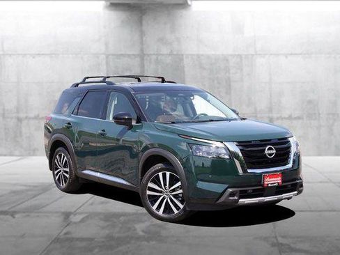 Used 2025 Nissan Pathfinder Platinum AWD/4WD image 2