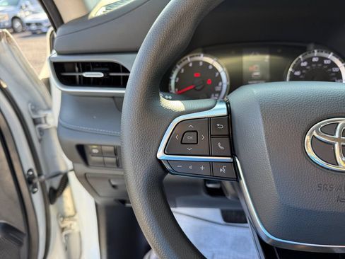 Used 2021 Toyota Highlander L FWD image 31