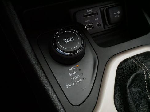 Used 2015 Jeep Cherokee Limited image 27