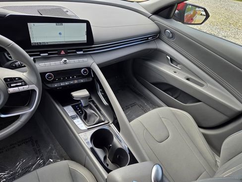 Used 2025 Hyundai Elantra SEL image 22
