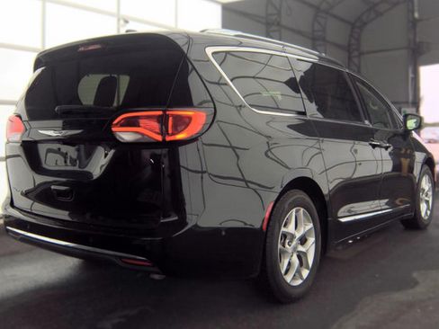 Used 2019 Chrysler Pacifica Touring-L Plus w/ Advanced Safetytec Group FWD image 3