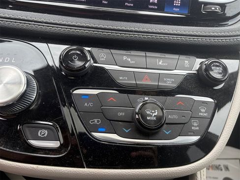 Used 2023 Chrysler Pacifica Limited w/ Trailer Tow Group image 29