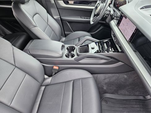 Used 2025 Porsche Cayenne AWD/4WD image 15