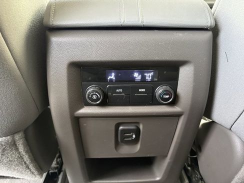 Used 2021 Chevrolet Traverse LT image 15