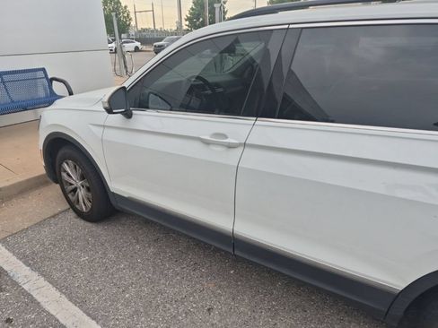 Used 2018 Volkswagen Tiguan SE w/ Panoramic Sunroof Package FWD image 5
