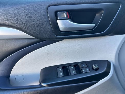Used 2018 Toyota Highlander XLE image 11