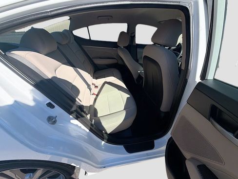 Used 2017 Hyundai Elantra SE image 28