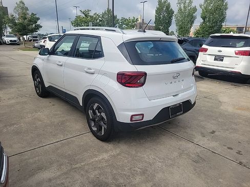 Used 2025 Hyundai Venue SEL FWD image 4