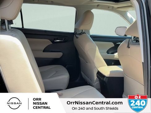 Used 2023 Toyota Highlander XLE AWD/4WD image 12