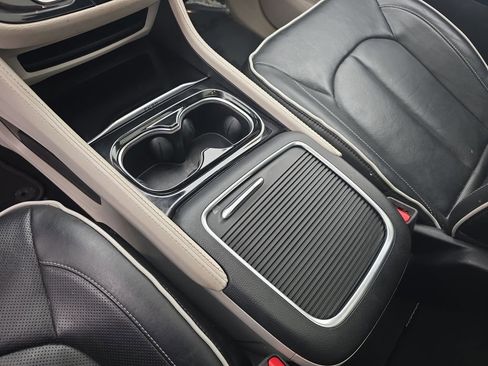 Used 2023 Chrysler Pacifica Limited image 24