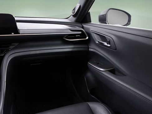 Used 2023 Toyota Crown Limited image 23