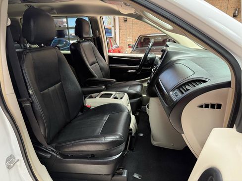 Used 2014 Chrysler Town & Country Touring FWD image 25