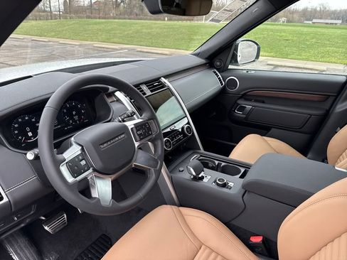 New 2025 Land Rover Discovery Dynamic SE image 12